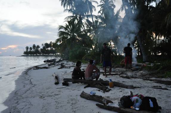 Churrasquinho no fim de tarde em uma das ilhas de San Blás, na costa do Panamá